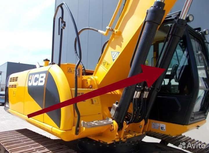 JCB JC 330 2010 стекло лобовое-кузовное