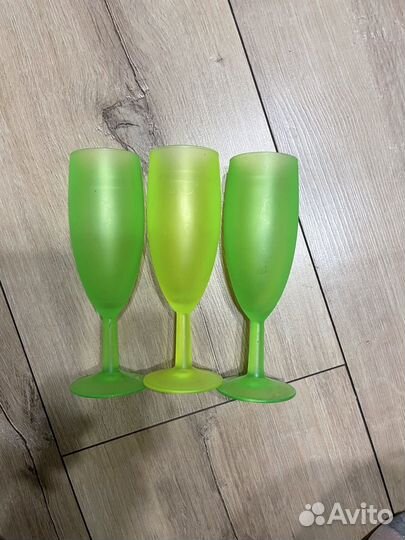 Набор столовой посуды (в подврок бокалы )