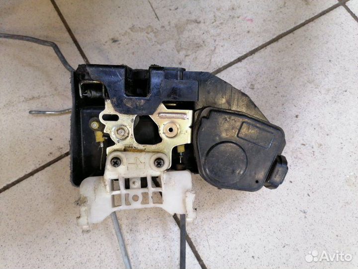 Замок дверной передний правый Hyundai Elantra XD