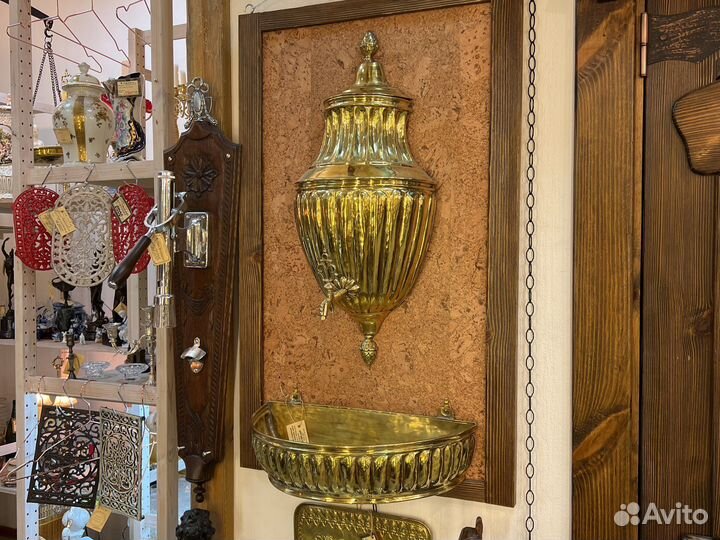 Бомбический антикварный латунный умывальник