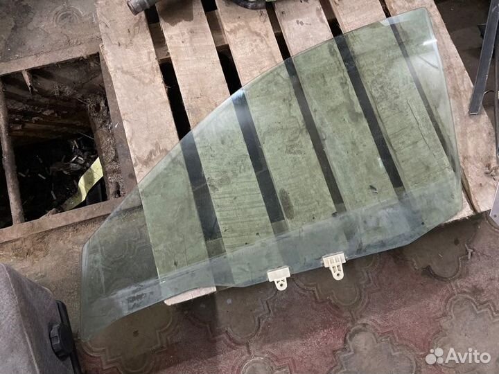 Стекло двери переднее левое Nissan Wingroad