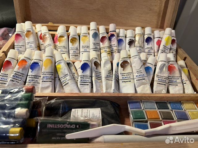 Набор инструментов для живописи с журналами