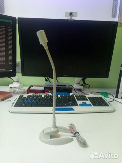 Микрофон на стойке для компьютера