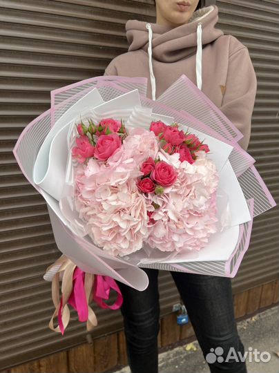 Букет с розовой гортензией