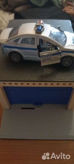 Гараж с машиной