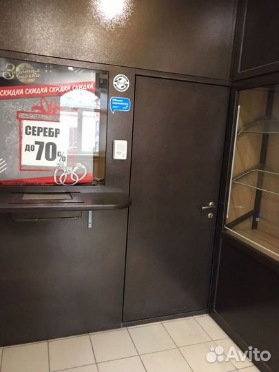 Продаём перегородку с ветринами, лотками для денег