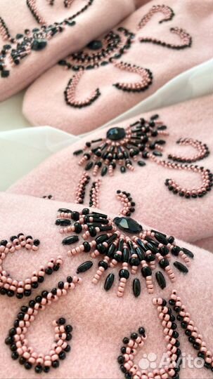 Варежки кашемировые с вышивкой розовые