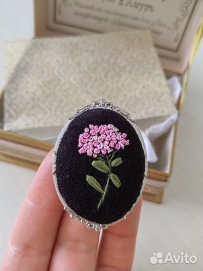 Брошь ручной работы шелковая лента бархат