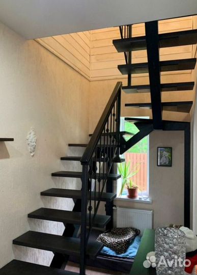 Лестница на металлокаркасе открытого типа