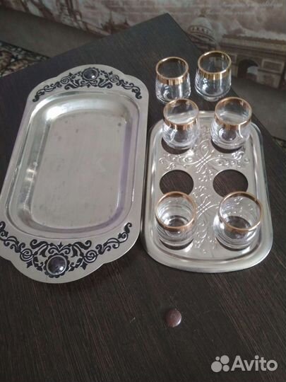 Набор рюмок на подносе