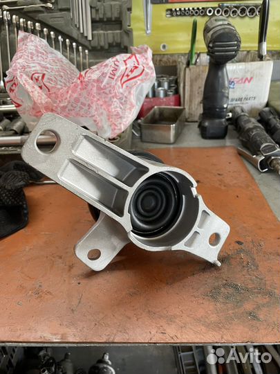 Опора двигателя mitsubishi Colt 1.5