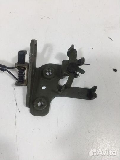 Петля замка багажника