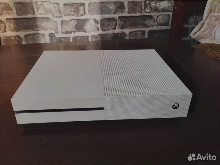 Xbox One S 1tb с играми