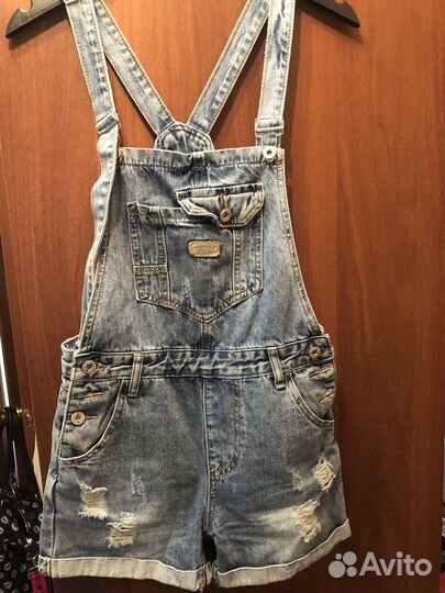 Джинсовые шорты-комбинезон