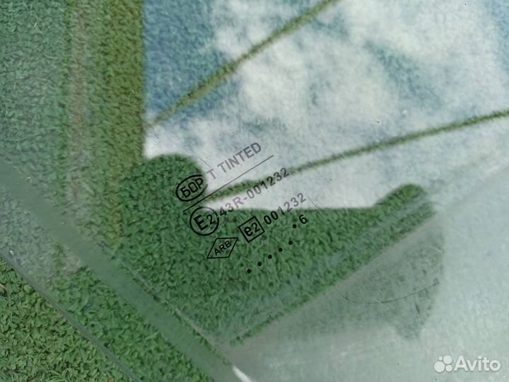 Стекло дверное переднее правое Renault Logan седан