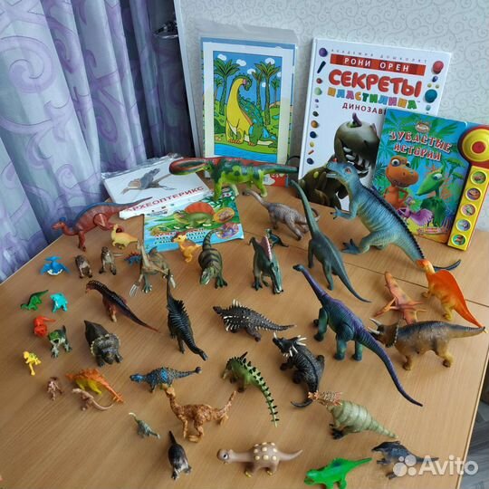 Коллекция динозавров, книги, кости и халат