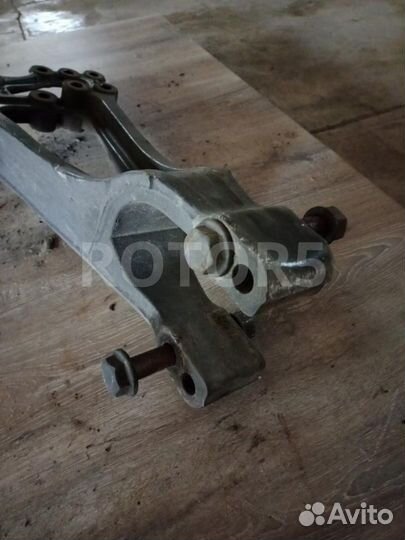 Кронштейн реактивной тяги левый Mercedes-Benz