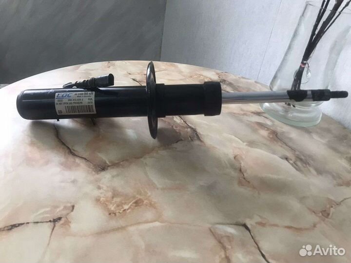 Стойки правая, левая передняя 8R0.413.030 J