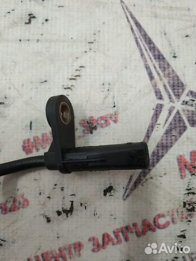 Датчик ABS w204 Mercedes передний