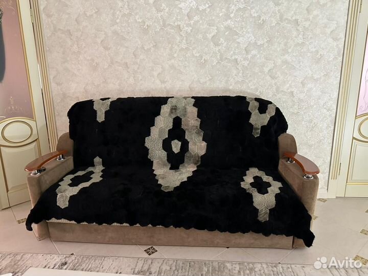Продаётся диван с покрывалом
