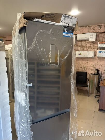 Холодильник новый сухой мороз серебристого цвета