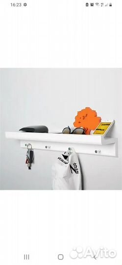 Полка с четырьмя крючками.