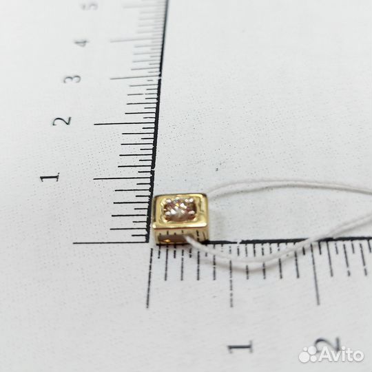 Золотая подвеска с камнем