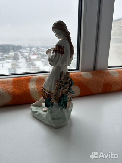 Статуэтка девушка фарфор