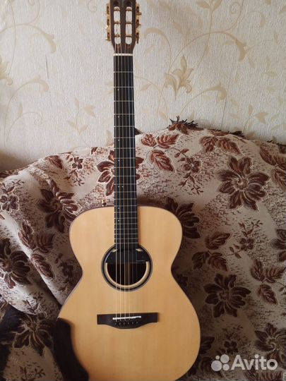 Акустическая гитара из массива со звукоснимателем