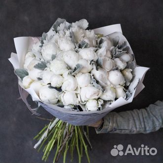 Букет из белых пионов