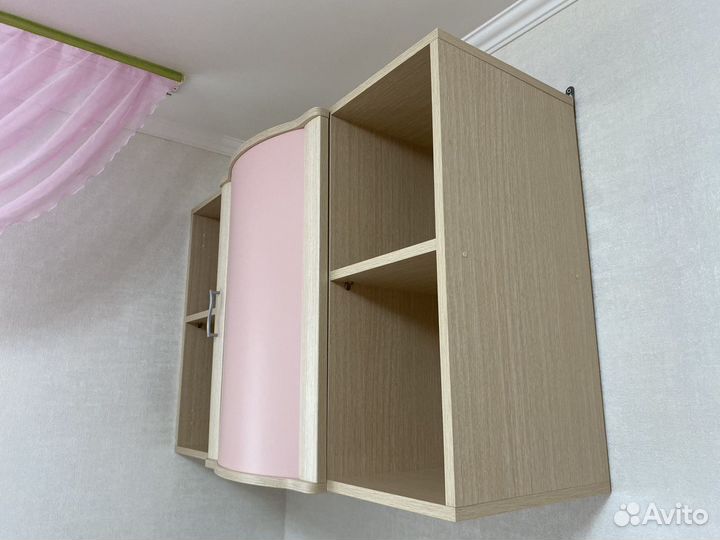 Мебель для комнаты. Стол, шкаф и подвесной шкафчик