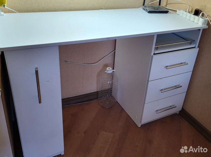 Маникюрный стол бу