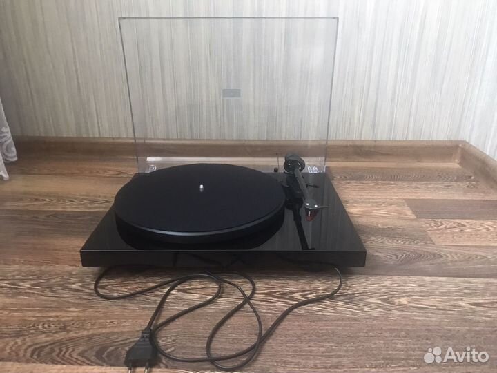 Проигрыватель винила Pro-Ject Debut Carbon