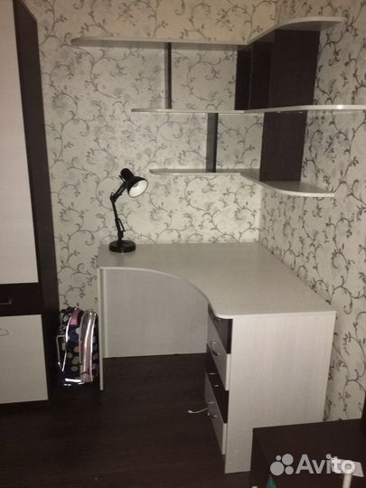 Угловой письменный стол с полками