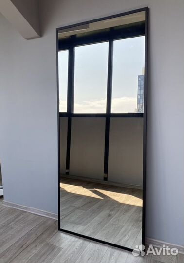 Зеркало в металлической раме