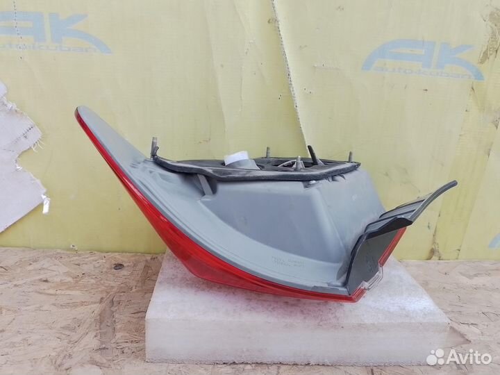 Фонарь задний наружный левый Toyota Camry 50