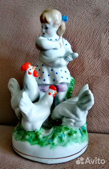 Статуэтка фарфор девочка кормит кур СССР 59 г