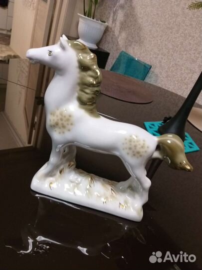 Статуэтка лошадь фарфоровая