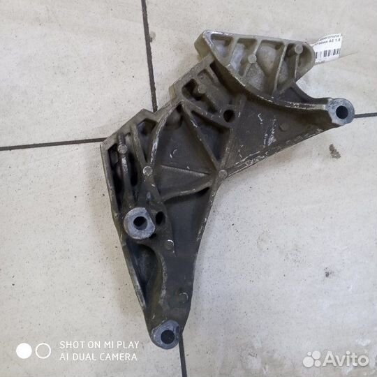 Кронштейн двигателя правый Skoda Octavia A5