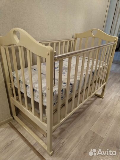 Детская кроватка с маятником