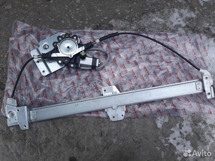 Стеклоподъемник двери левый (электрический) 61040