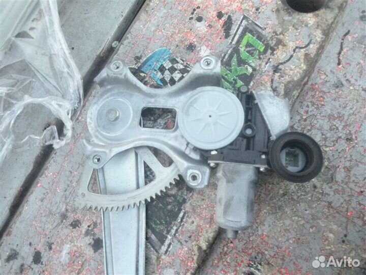 Стеклоподъемник задний правый Lexus Ls600 UVF45