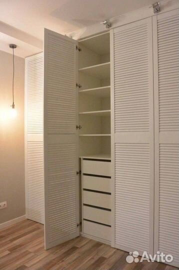 Шкаф с жалюзийными дверьми