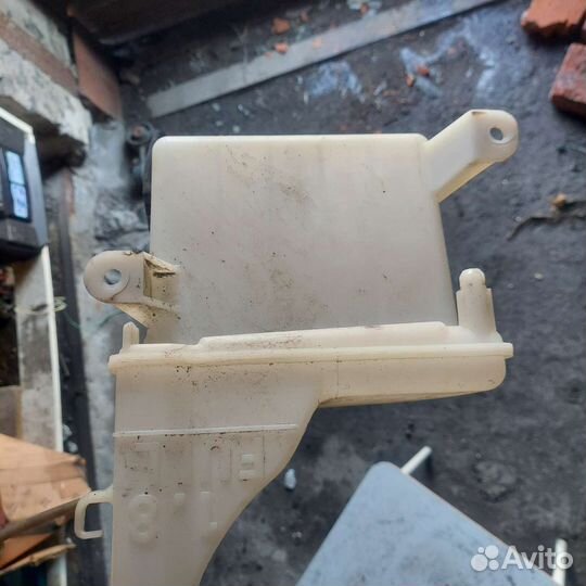 Бочек омывателя toyota vitz