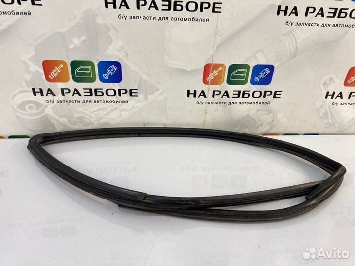 Уплотнительная резинка стекла двери передняя левая