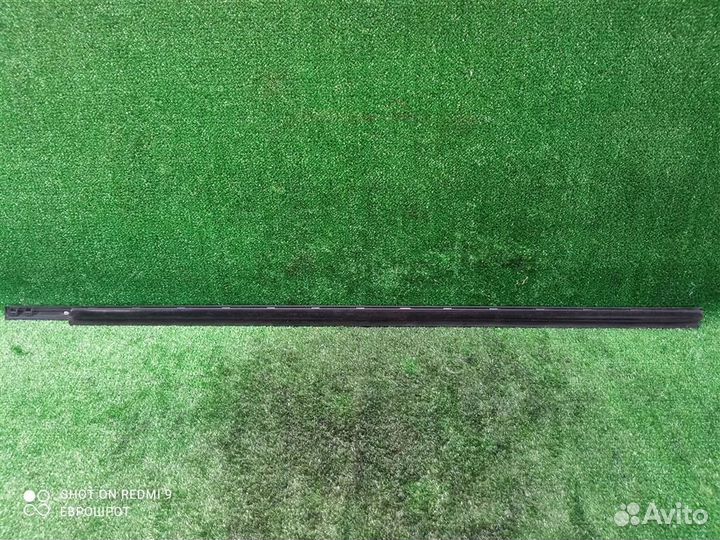 Накладка стекла переднего правого Opel Astra H (2