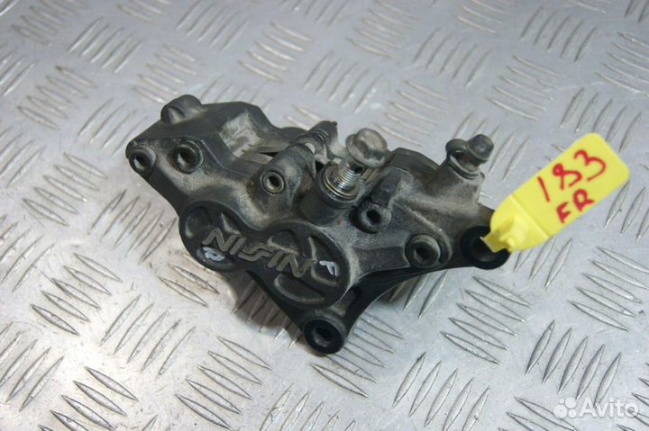 Суппорт передний правый Suzuki GSX-R400R