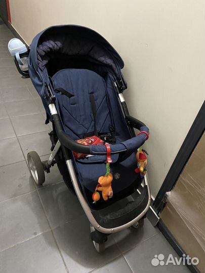 Прогулочная коляска складывается