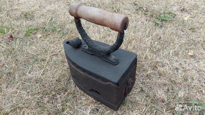 Два старинных утюга