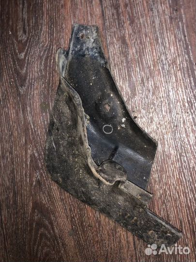 Брызговик передний левый Toyota Camry CV30 3SFE